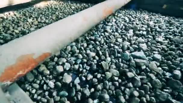 Muchos minerales triturados están cayendo del transportador de la fábrica — Vídeo de stock