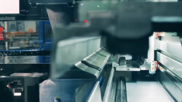 Automated machine shaping metal parts at a plant. Timelapse — Stok video