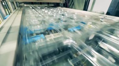 Plastik paket malzemeli konveyör bandı taşınıyor.