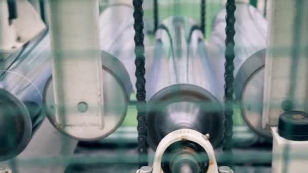 Революційні барабани конвеєра, що переміщують пластик у бічному перегляді — стокове відео