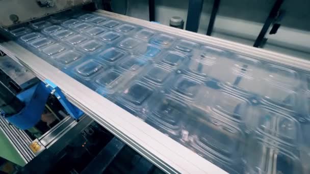 A máquina da fábrica está processando o material plástico do pacote — Vídeo de Stock