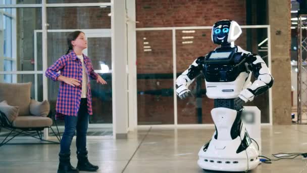 一个女孩正在教一个机器人做运动 — 图库视频影像