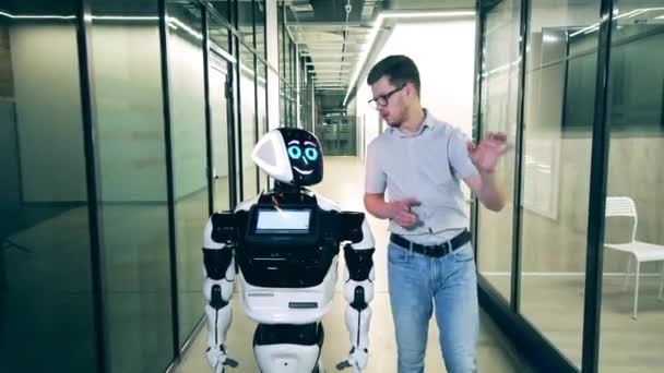 Concetto di comunicazione umana e robot. Uomo d'affari sta chattando con un robot nello spazio ufficio — Video Stock