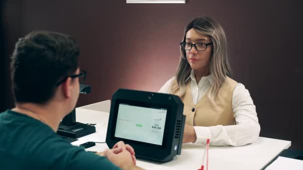 Cyborg femminile sta consultando un cliente in ufficio — Video Stock
