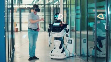 VR gözlüklü bir adam ve birbirleriyle iletişim kuran bir cyborg. Yapay zeka, robotik yenilik, cyborg konsepti.