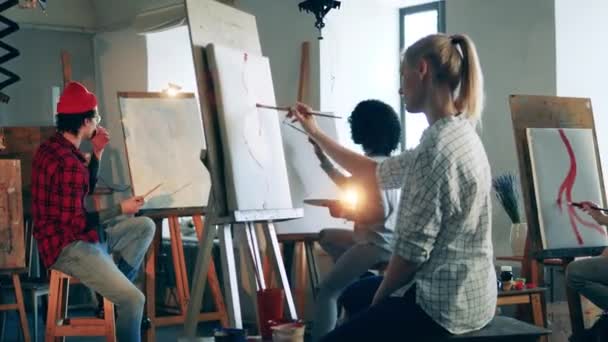 Estudantes de arte estão pintando durante a aula — Vídeo de Stock