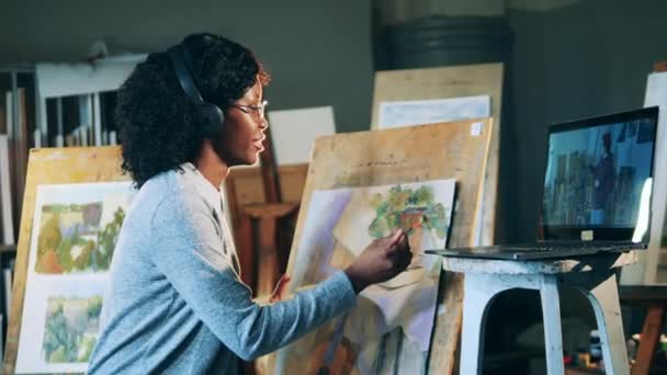 Afrikansk kvinna lär sig måla på internet — Stockvideo