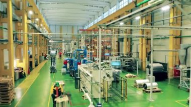 Personeli olan plastik üretim fabrikaları.