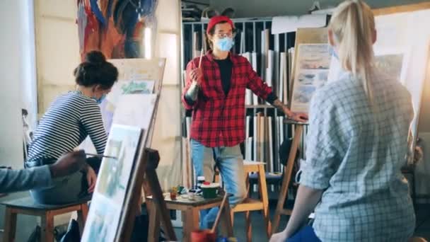 미술을 하는 학생들 과 수업중에 마스크를 쓴 교사들 — 비디오