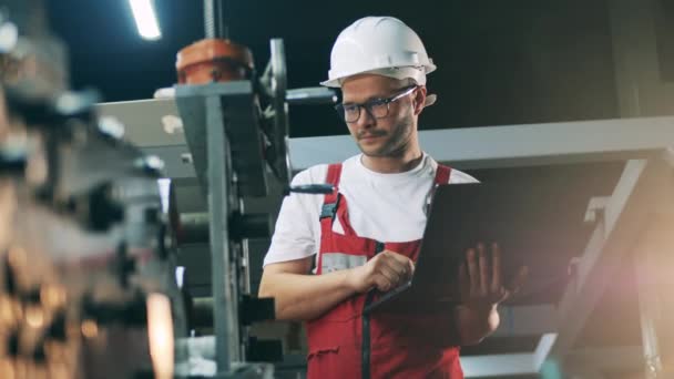 Homme ingénieur exploite un ordinateur portable dans l'unité d'usine — Video