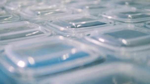 Fechar o material do pacote de plástico enquanto o transporte — Vídeo de Stock