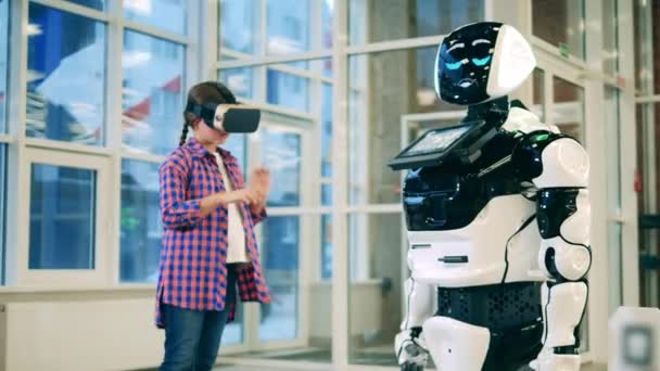 Kecerdasan buatan, inovasi robot, konsep cyborg. Gadis remaja dengan kacamata VR berkomunikasi dengan cyborg. — Stok Video