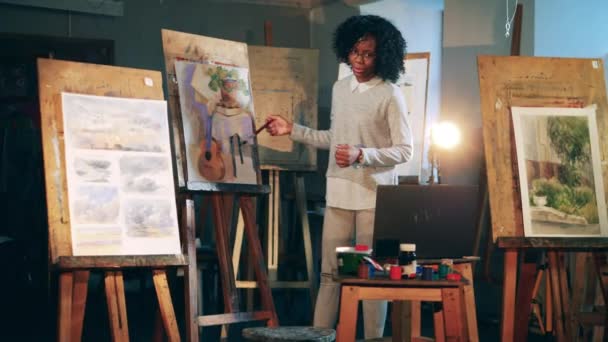 Αφρικανική κυρία κρατά ένα μάθημα τέχνης στο διαδίκτυο — Αρχείο Βίντεο