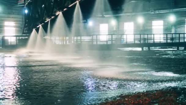 Voda je vypouštěna v továrně během těžebního procesu — Stock video