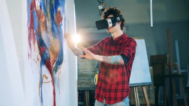 Ein Mann arbeitet mit einer VR-Brille an seinem Bild — Stockvideo