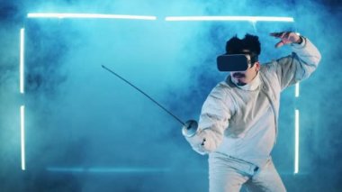 Erkek sporcu eskrim çalışmak için VR-gözlük kullanıyor.