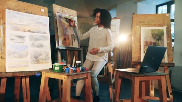 Lección de pintura en línea está siendo impartida por una dama africana — Vídeo de stock