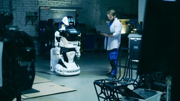 Male specialist is observing a cyborg in the workshop — Stock Video