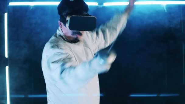 Ο Fencer εξασκείται στην επίθεση φορώντας γυαλιά εικονικής πραγματικότητας. — Αρχείο Βίντεο