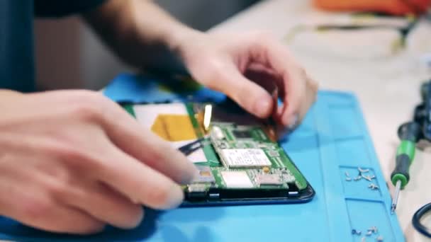 Reparateur werkt met een ontmantelde mobiele telefoon — Stockvideo