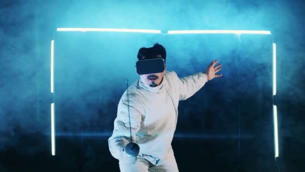 Mannelijke schermer doet zijn VR-bril af na de training — Stockvideo