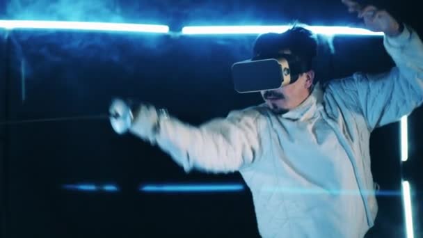 Erkek atlet VR gözlük takıyor ve eskrim çalışıyor. — Stok video