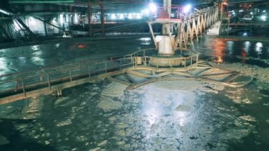 Endüstriyel makineleri ve kirli suları olan maden kompleksi