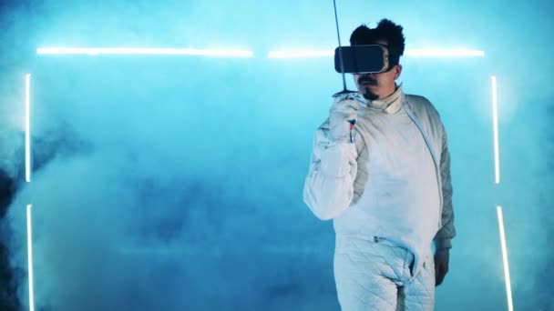 Een man met VR-bril traint zijn schermkunsten. — Stockvideo