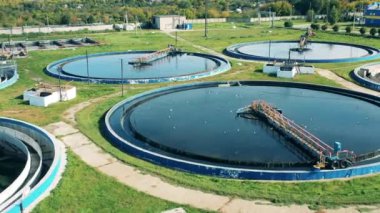 Atık suyla dolu yuvarlak depolama depoları