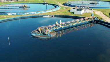 Atık su deposunun en üst görüntüsü uzmanlar tarafından gözlemleniyor.