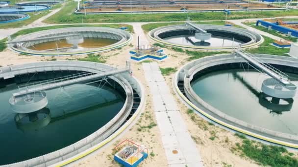 Ronde tanks met rioolwater wordt gereinigd — Stockvideo