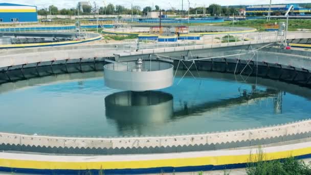 Biologisch reinigingsreservoir gevuld met afvalwater — Stockvideo