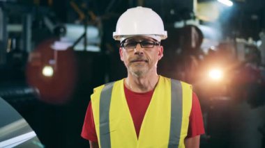 Güvenlik giysisi uzmanı bir erkek mühendis ile fabrika ünitesi.