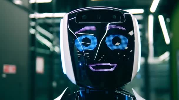 机器人在屏幕上显示自己的情感。未来、创新、科学、机器人概念. — 图库视频影像