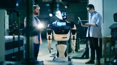 Uzmanlar laboratuvarda bir robot üzerinde çalışıyorlar.