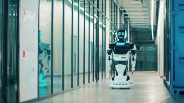 Robot koridorda yürüyor. Gelecekçi teknoloji konsepti. Gelecek, yenilik, bilim, robot kavramı.