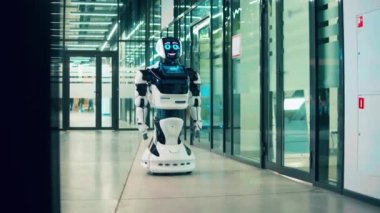 Hizmetçi robot bina boyunca ilerliyor.