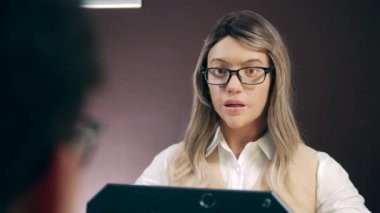 İnsansı robot bir adamla konuşuyor. Gelecek, yenilik, bilim, robot kavramı.