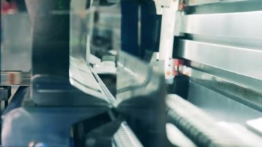 Bir fabrikada alüminyum parçalar oluşturan modern bir makinenin yakın plan çekimi.