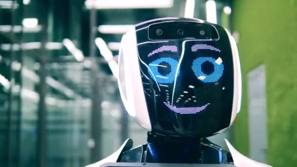 Menschlicher Cyborg bewegt lächelnd seine Augen — Stockvideo