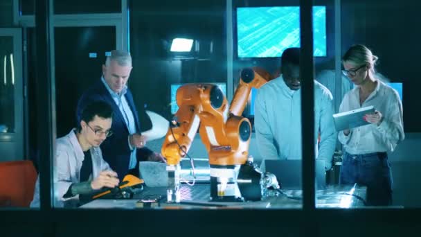 O grupo de cientistas está a trabalhar num projecto de robótica. Engenheiros profissionais trabalhando com equipamentos inovadores, conceito de trabalho em equipe. — Vídeo de Stock