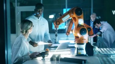 Robotlarla deney yapan araştırmacılarla bilgisayar laboratuvarı.