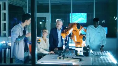 Bilim adamları bir robot mekanizması çalıştırıyorlar. Yenilikçi ekipman ve takım çalışması konseptiyle çalışan profesyonel mühendisler.