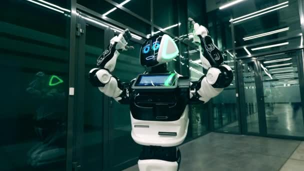 Robot humano mueve sus brazos mientras habla — Vídeo de stock