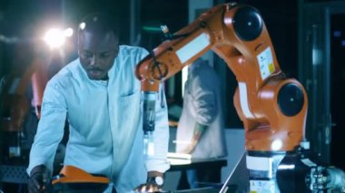 Robot mekanizması Afrikalı bir uzman tarafından çalıştırılıyor.