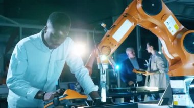 Afrikalı bilim adamı bir robot mekanizması üzerinde çalışıyor.