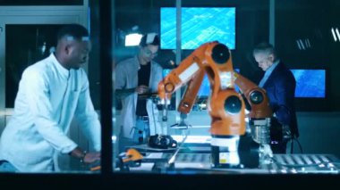 Yenilikçi ekipmanlarla çalışan profesyonel mühendisler, takım çalışması konsepti. Erkek bilim adamları ve robot mekanizmaları olan bilgisayar laboratuvarı.