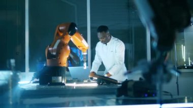 Afrikalı bilim adamı robot laboratuvarında çalışıyor.