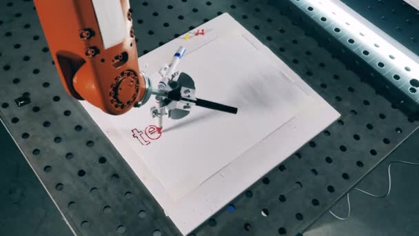 Zeitraffer einer Robotermaschine, die mit einem Sharpie auf Papier schreibt — Stockvideo