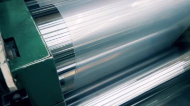 Plastik, yuvarlanan mekanizmada en üst görüntüde hareket ediyor